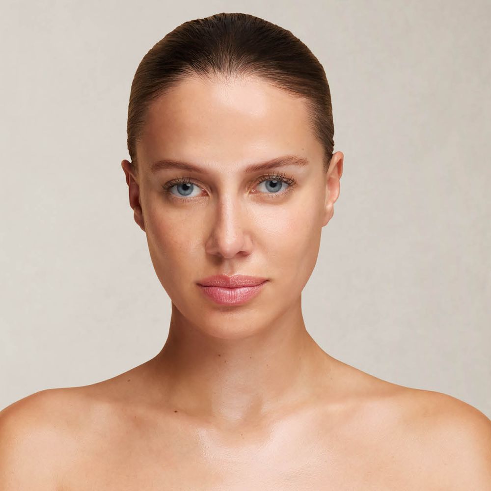 Frau mit zurückgebundenem Haar und nackten Schultern im Porträt